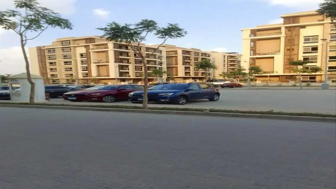 بالتقسيط شقة علي طريق السويس للبيع امام المطار