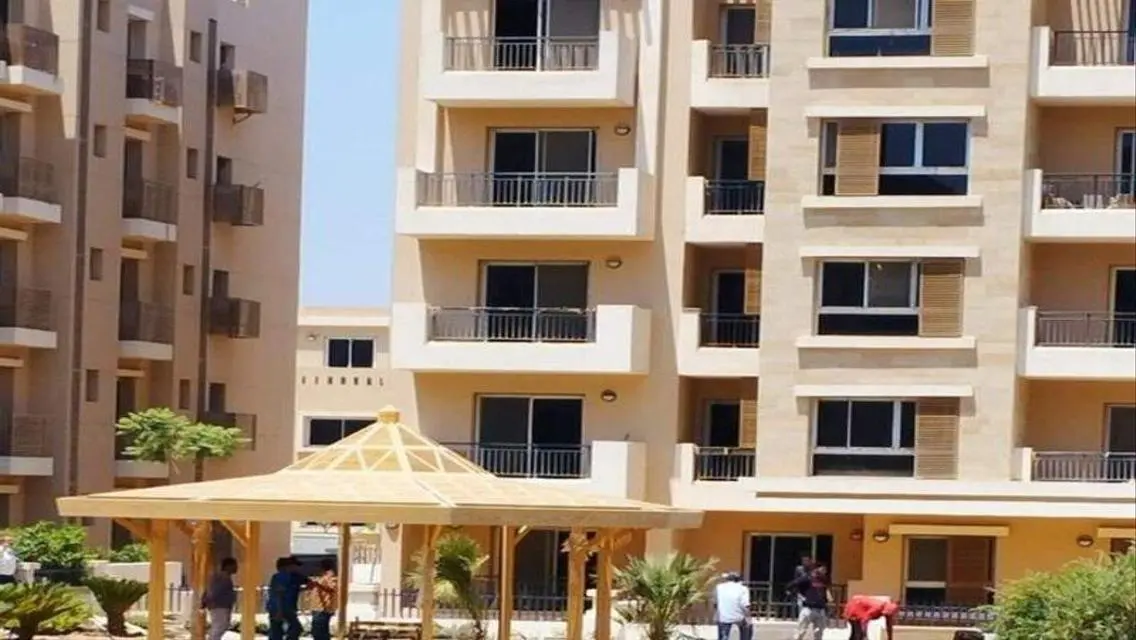 بالتقسيط شقة علي طريق السويس للبيع امام المطار