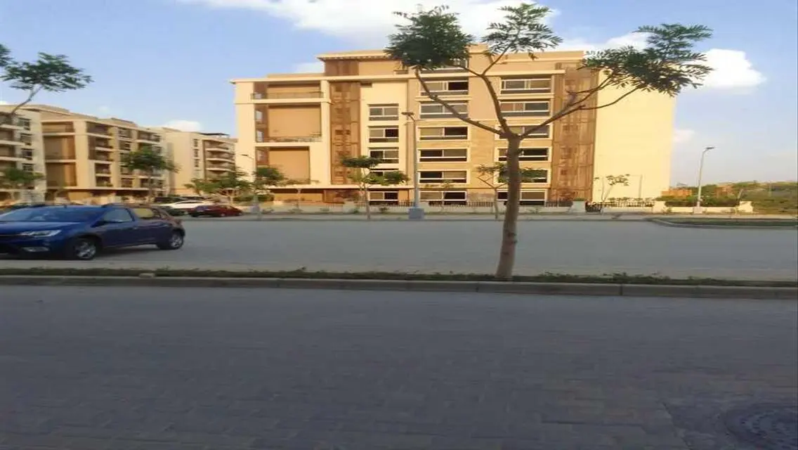 بالتقسيط شقة علي طريق السويس للبيع امام المطار