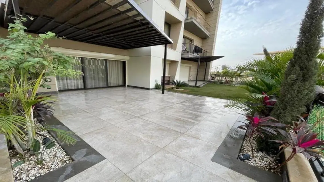Modern furnished ground floor with garden