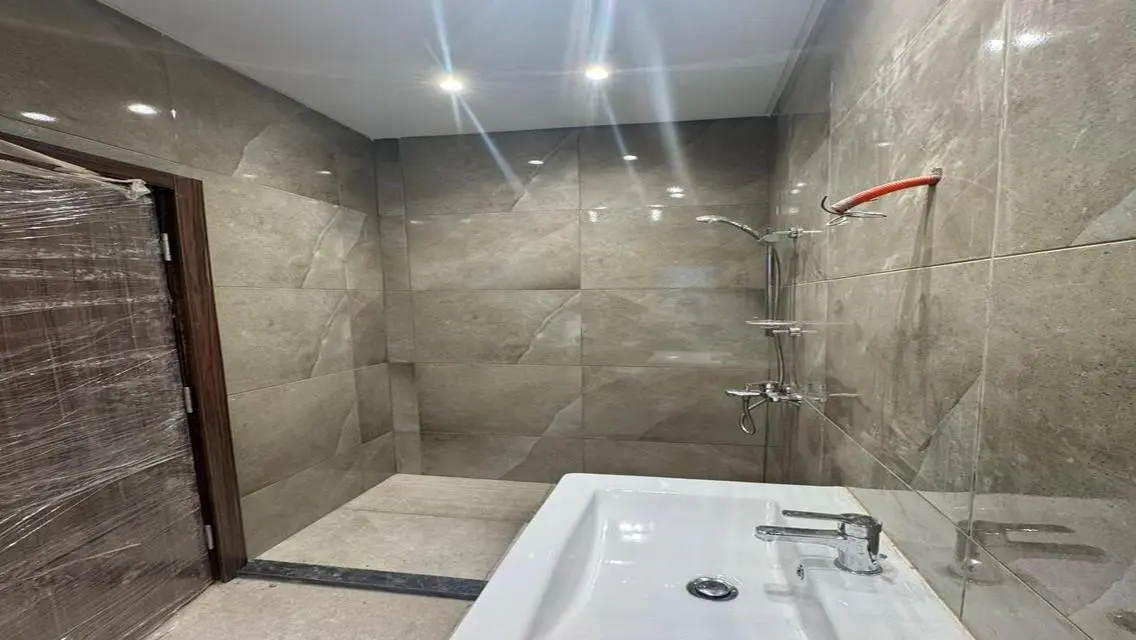 شقه للايجار بالباتيو كازا بالتكيفات