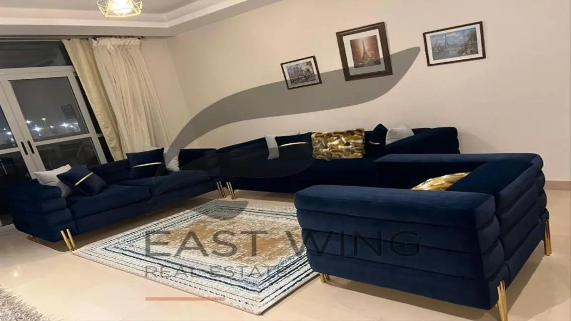 شقة فاخرة تحتوي على غرفة دراسة وإطلالات رائعة