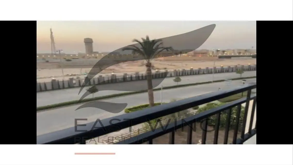 شقة فاخرة تحتوي على غرفة دراسة وإطلالات رائعة