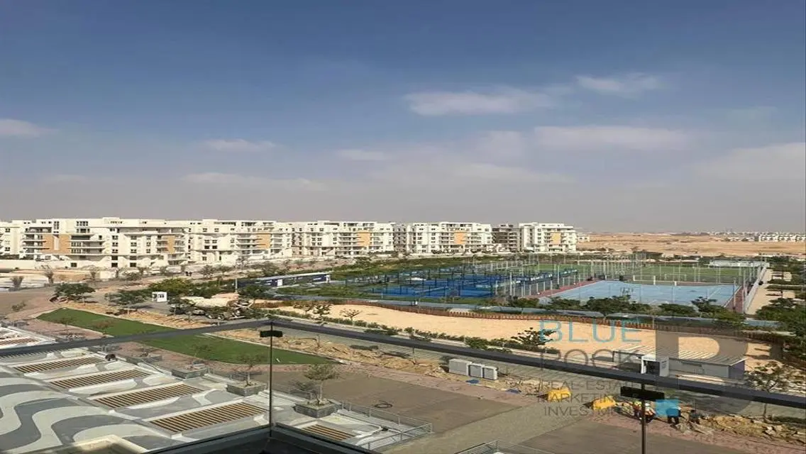 شقه للبيع في ماونتن فيو اي سيتي تطل على النادي