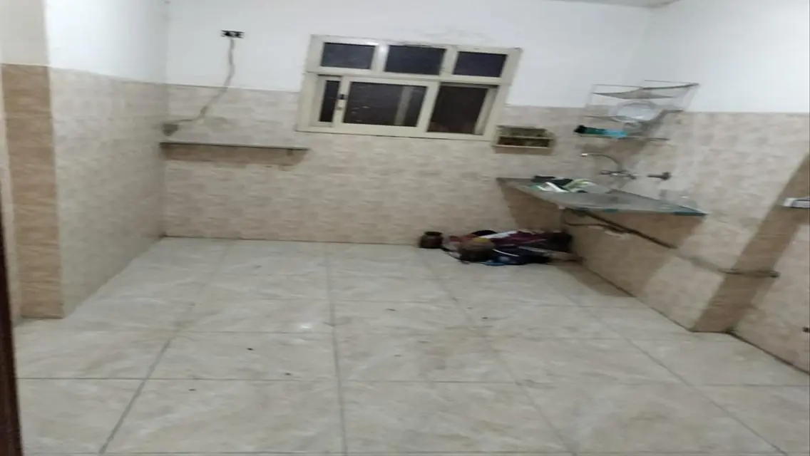 شقة للايجار موقع ممتاز ادارى او سكني