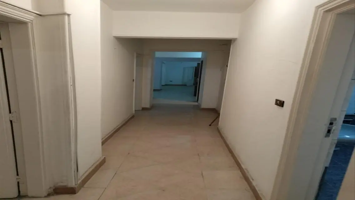 شقة للايجار موقع ممتاز ادارى او سكني