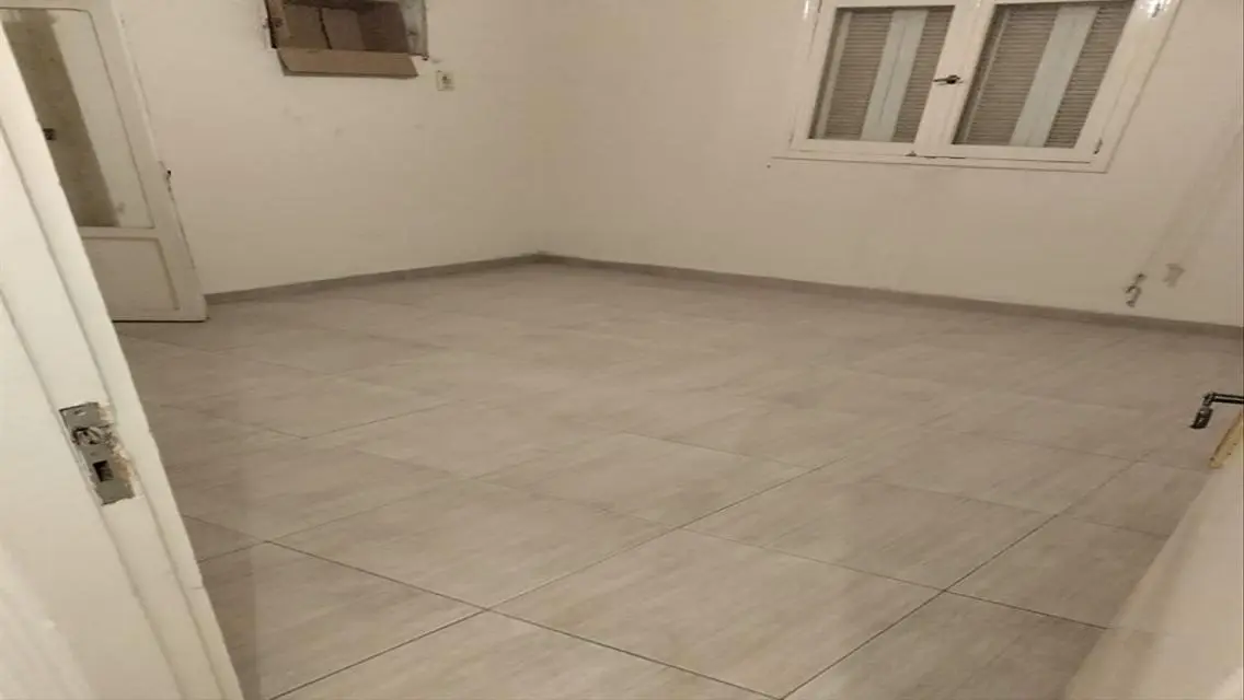 شقة للايجار موقع ممتاز ادارى او سكني