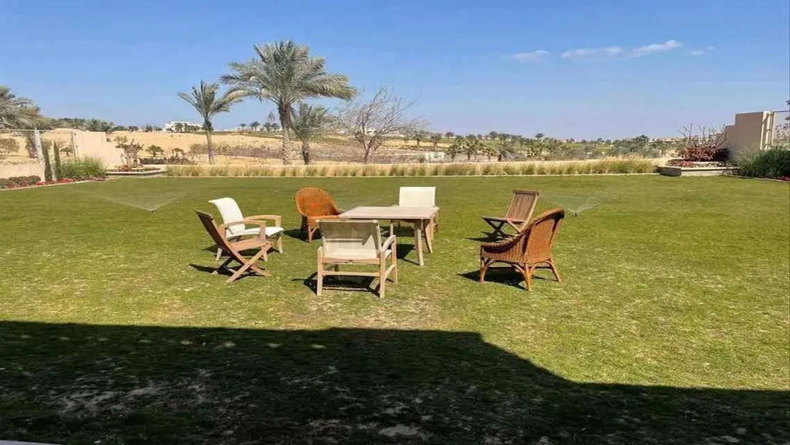 فيلا فاخرة للبيع بمسبح خاص وحدائق خضراء