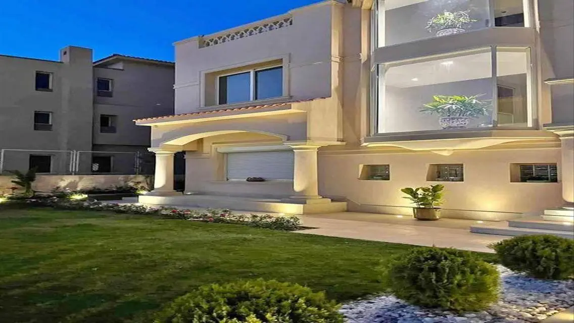 فيلا فاخرة للبيع بمسبح خاص وحدائق خضراء