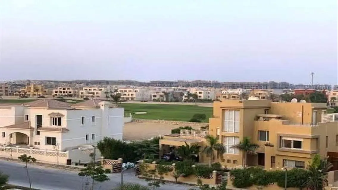 فيلا فاخرة للبيع بمسبح خاص وحدائق خضراء