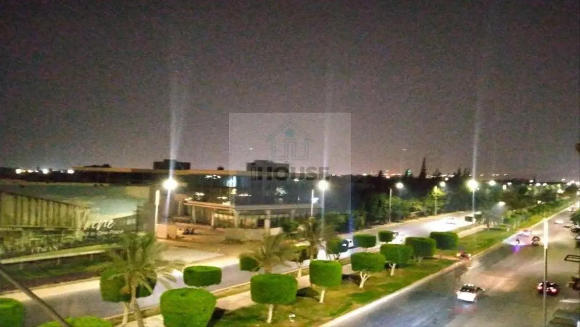 شقة للايجار الاداري فقط علي شارع هايبر الرْيسي