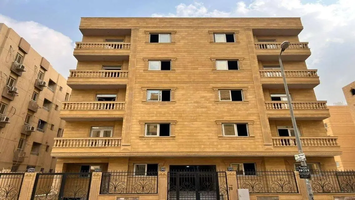 شقه للبيع في أقوي لوكشين سكني استثماري في قلب القا