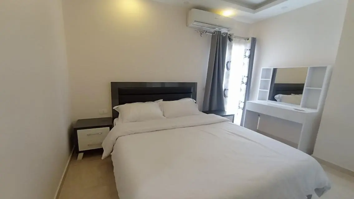 2 Bedroom with pool view