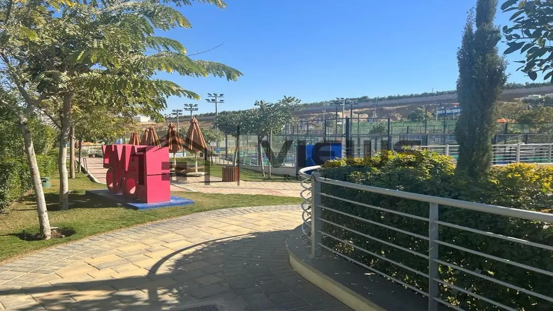 شقة فاخرة في I-City مع حديقة خاصة ومرافق مميزة