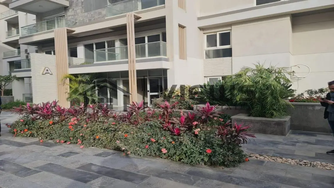 شقة فاخرة في I-City مع حديقة خاصة ومرافق مميزة