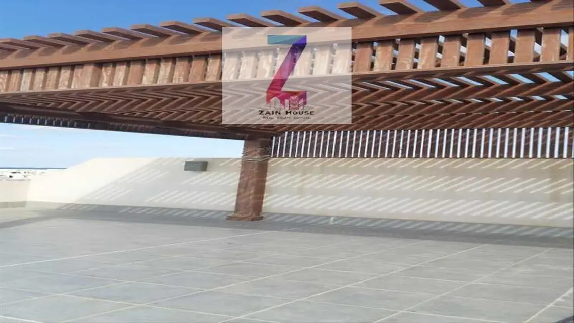 للبيع بنتهاوس بسلم داخلى و 4 غرف فيو حمام سباحه