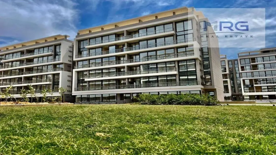 شقه للبيع بكمبوند lake front بجاردن بسعر مميز