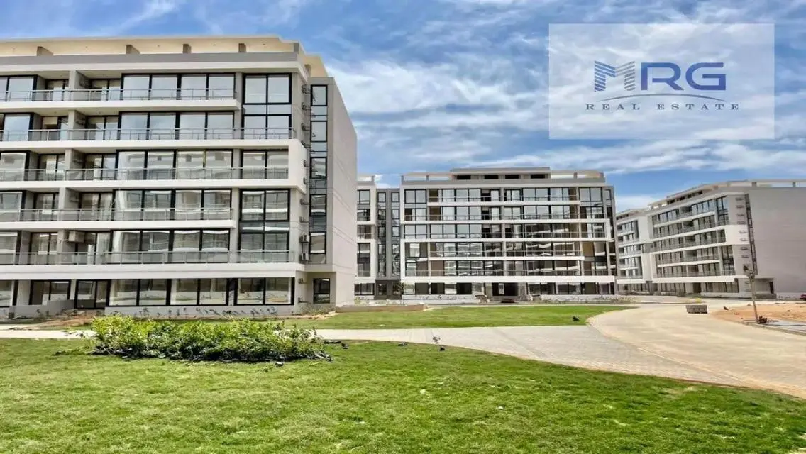 شقه للبيع بكمبوند lake front بجاردن بسعر مميز
