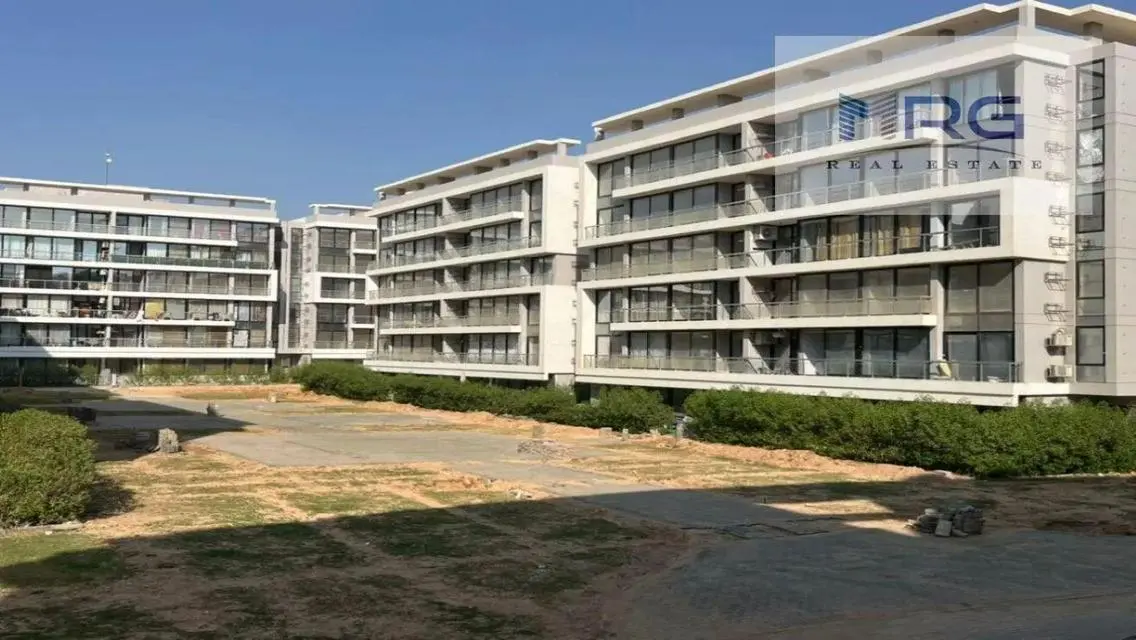 شقه للبيع بكمبوند lake front بجاردن بسعر مميز