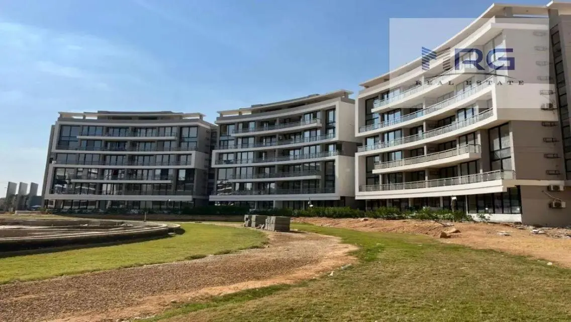 شقه للبيع بكمبوند lake front بجاردن بسعر مميز