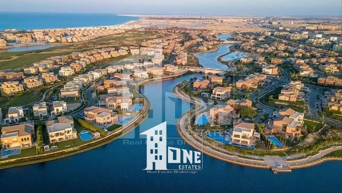 شاليه للبيع في مراسي موقع مميز جدا و بحري 100%