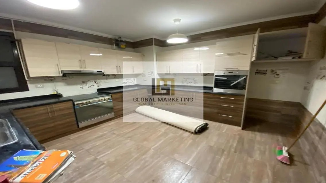 Apartment - kitchen with appliances - in Eastown