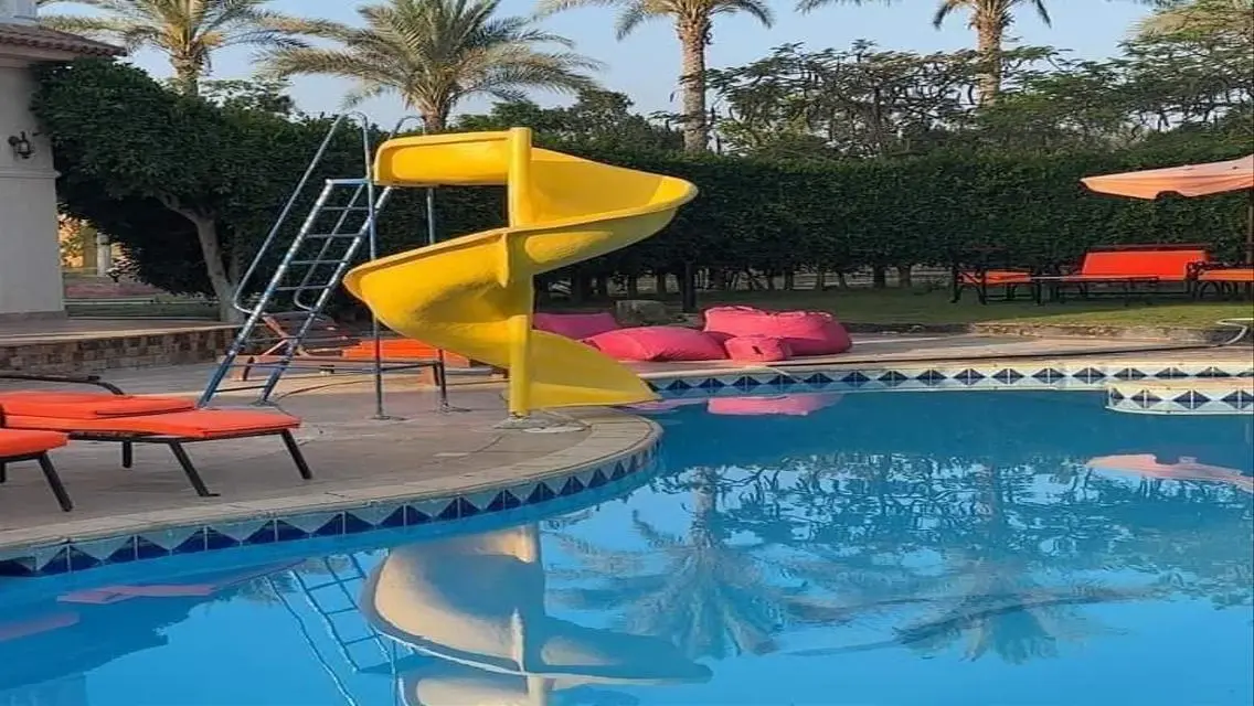 للسكن او الاستثمار فيلا خاصه بحمام سباحه شيك جدا