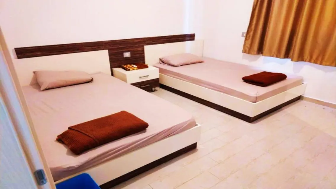 resale 3 br with roof terrace ready to move 