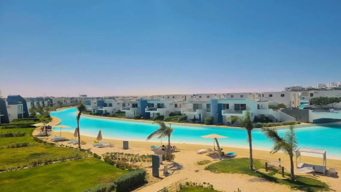 resale 3 br with roof terrace ready to move 