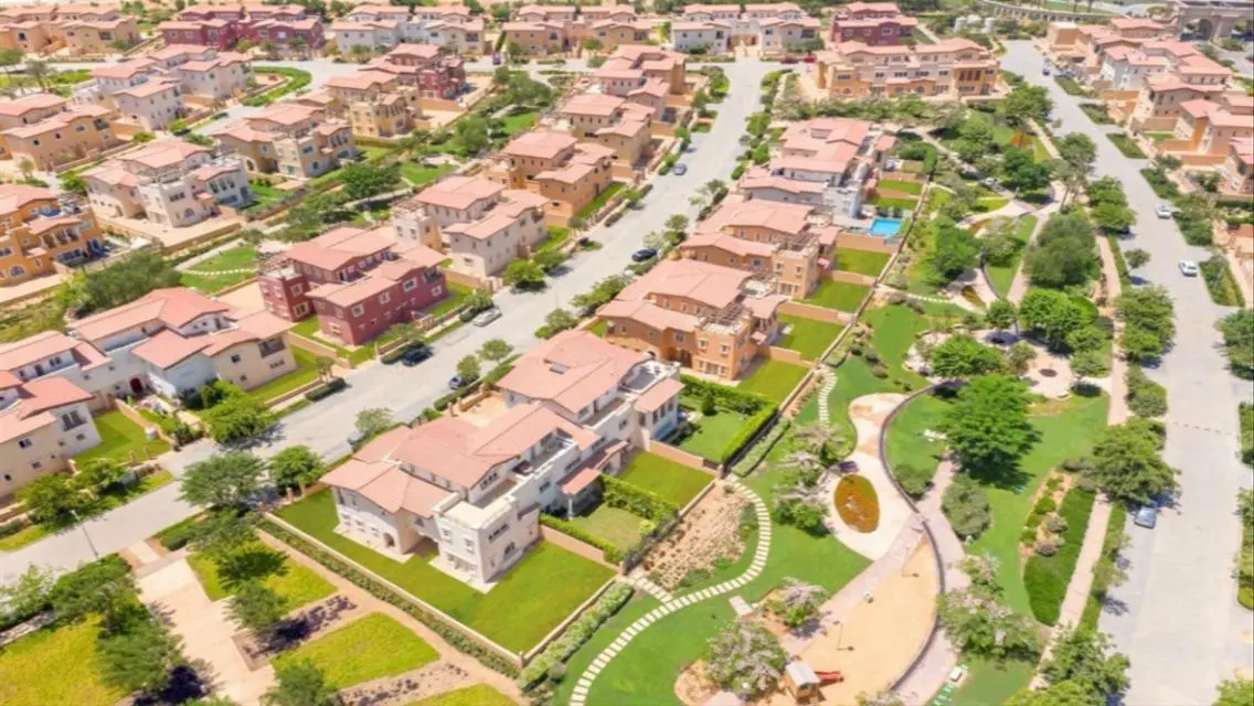 شقة متشطبة بتقسيمة مميزة بهايد بارك التجمع