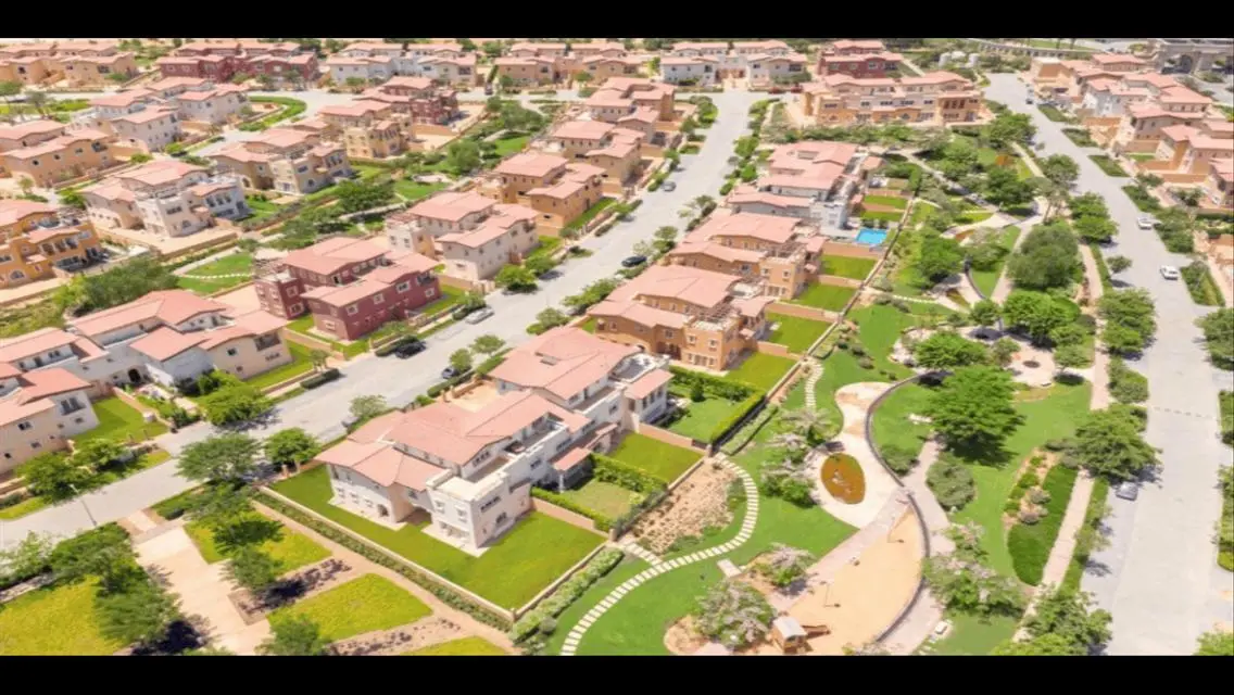 شقة متشطبة بتقسيمة مميزة بهايد بارك التجمع