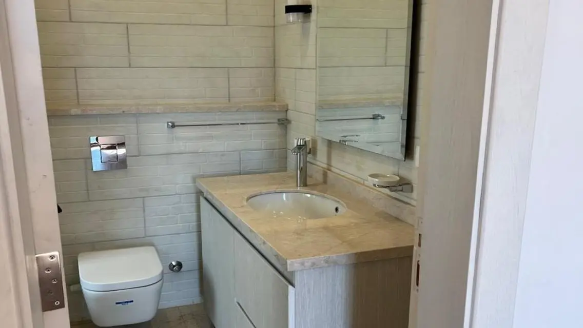 2 bedroom flat with kitchen and air conditioners