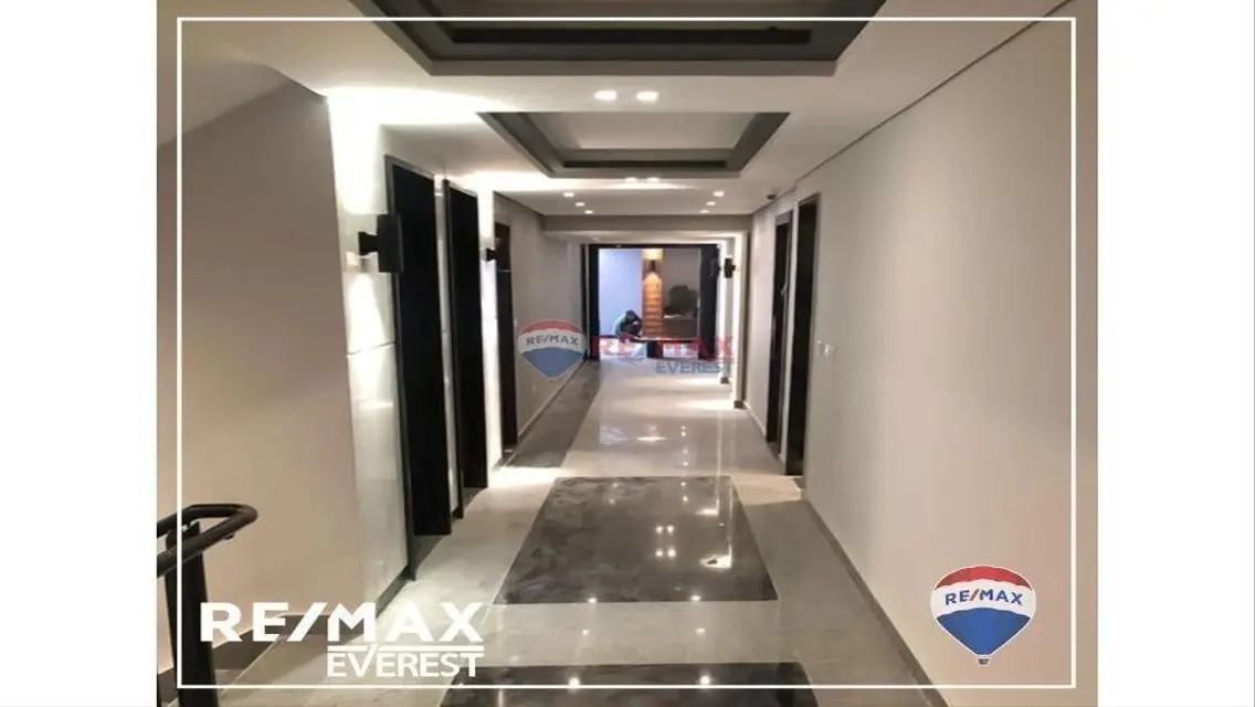 شقة ارضي تشطيب كامل فيو مميز في كمبوند صن كابيتال