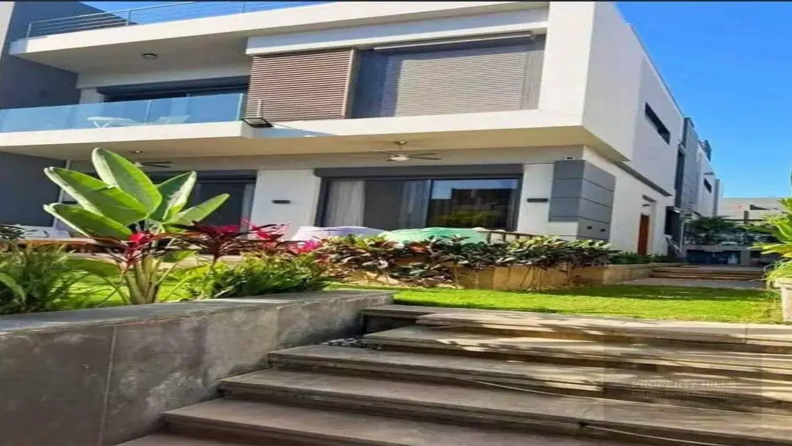 فيلا فاخرة مكونة من 5 غرف نوم مع حديقة خاصة