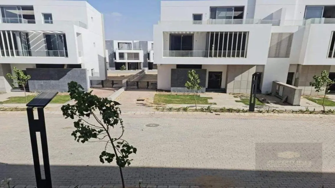 فيلا فاخرة مكونة من 5 غرف نوم مع حديقة خاصة