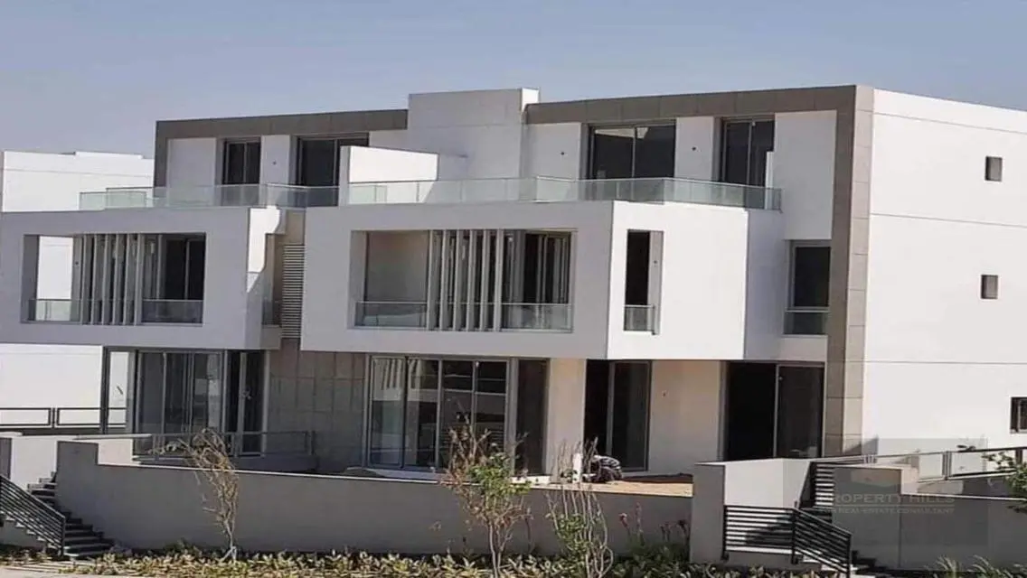 فيلا فاخرة مكونة من 5 غرف نوم مع حديقة خاصة