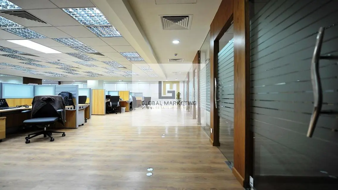 مكتب متشطب للإيجار 600م على شارع التسعين