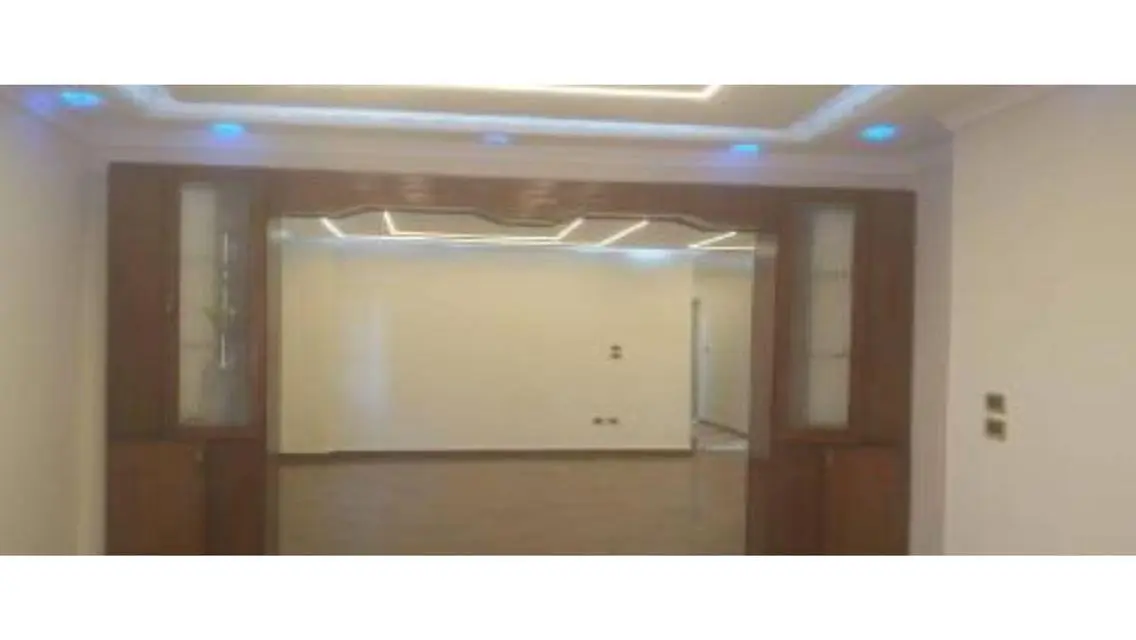 شقة تشـطيب فاخر للبيـع بالحي الثالث بـمدينة العبور