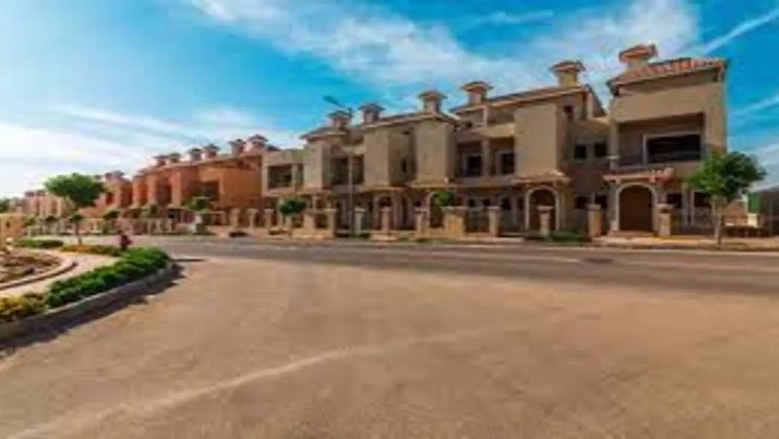 شقه للبيع بكمبوند علي محور البوليفارد بسعر مغري