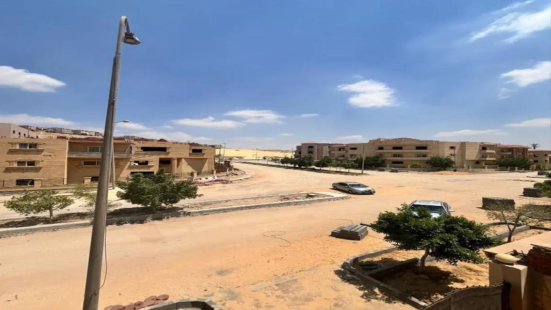 للبيع ٢٠٠ م سوبر لوكس بفيلا شيك في الخامس العبور