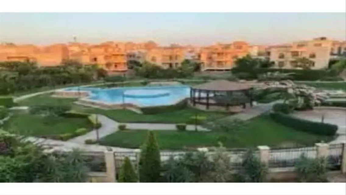 للبيع فيلا مستقلة متشطبة بلس حمام سباحة في لا روزا