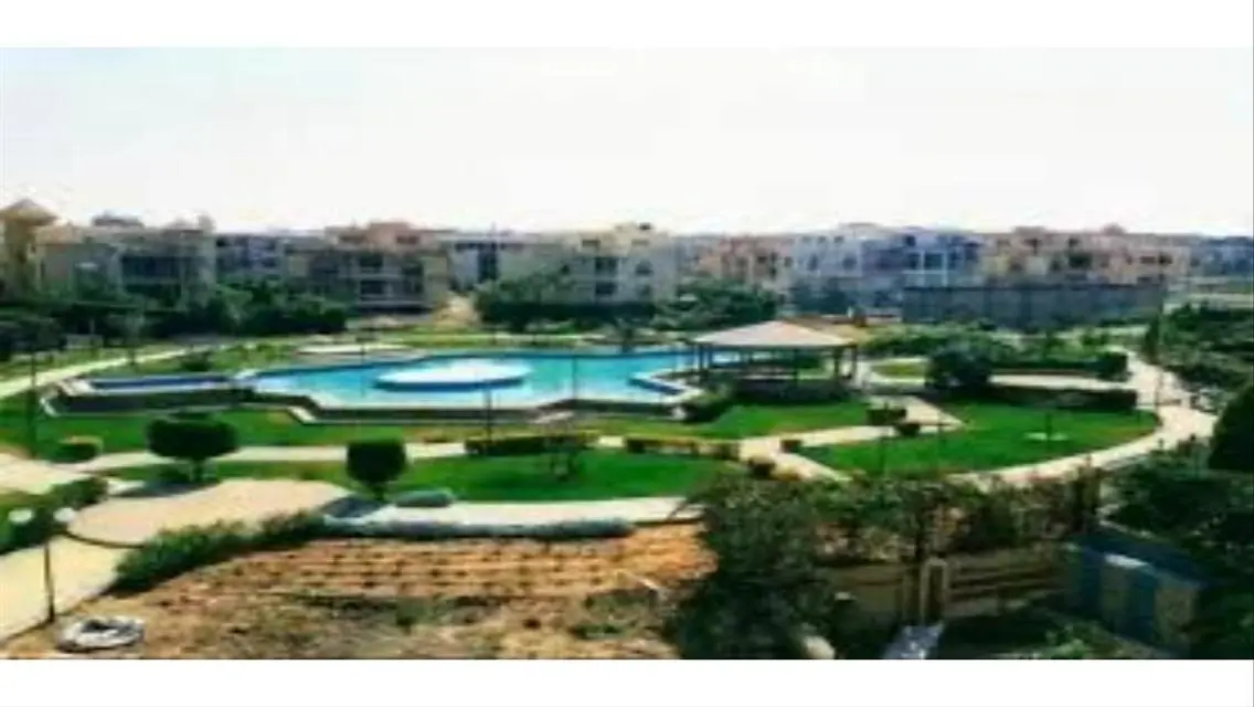 للبيع فيلا مستقلة متشطبة بلس حمام سباحة في لا روزا