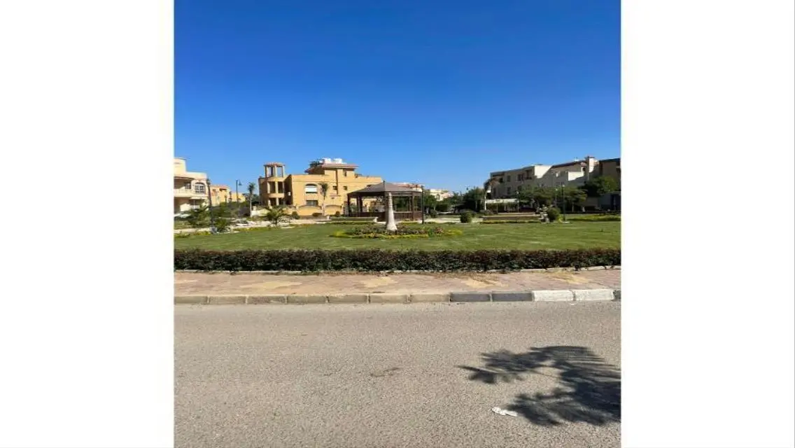 فيلا في كوبوند لاروزا متشطب بالكامل بحمام سباحة