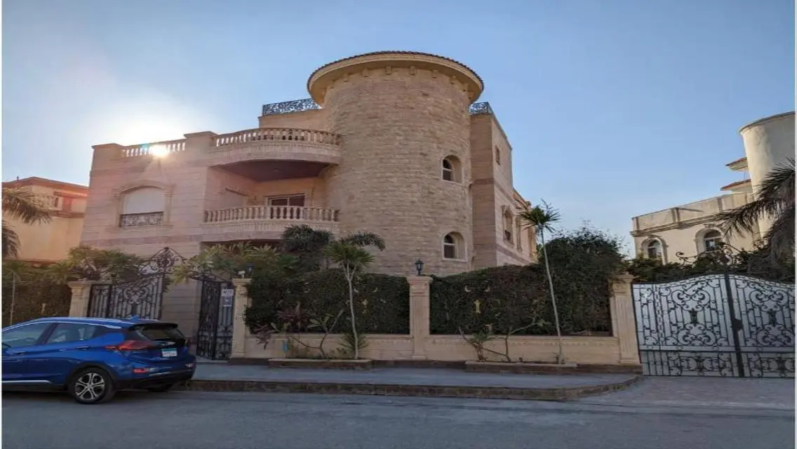 فيلا في كوبوند لاروزا متشطب بالكامل بحمام سباحة