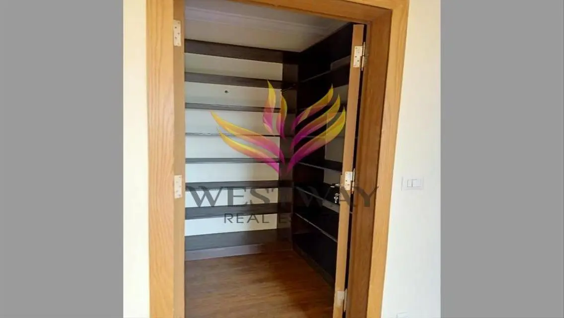 Upper Duplex for Rent in Westown, Beverly Hills