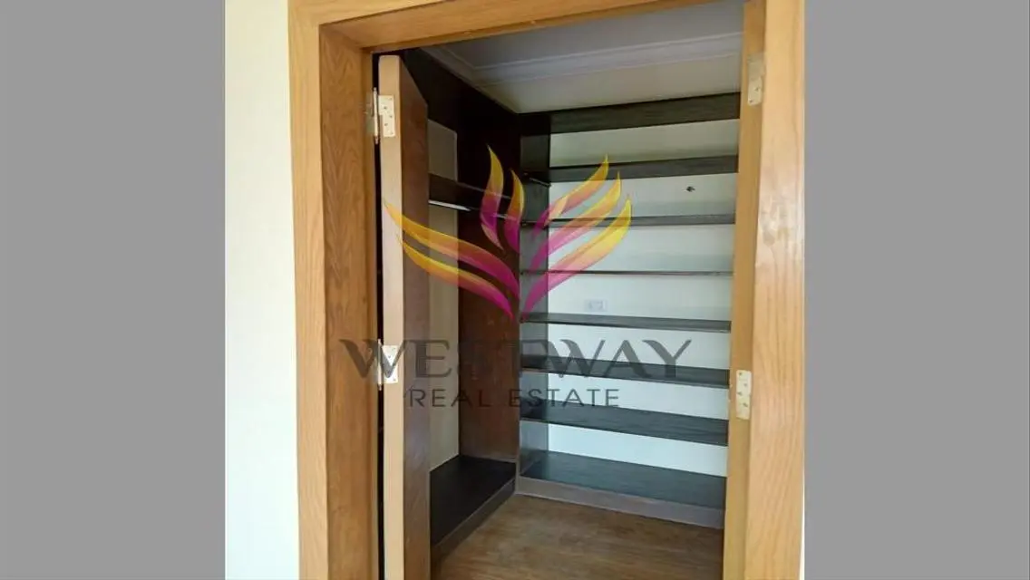 Upper Duplex for Rent in Westown, Beverly Hills