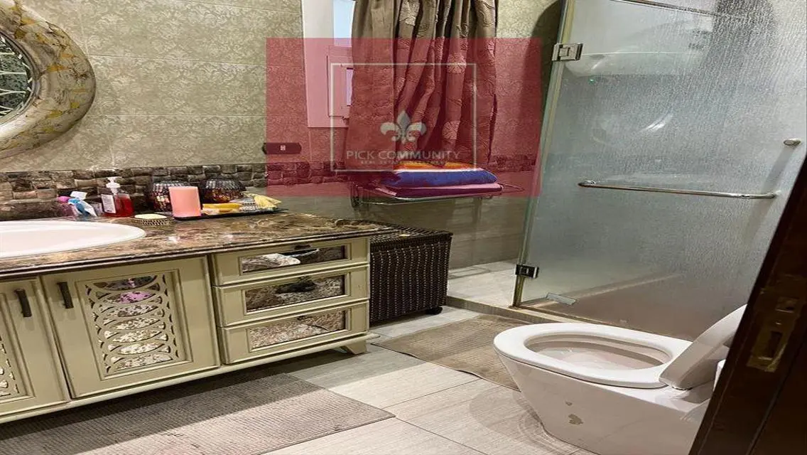 شقه فخمه للبيع في القطاميه بلازا بالتكيفات والمطبخ