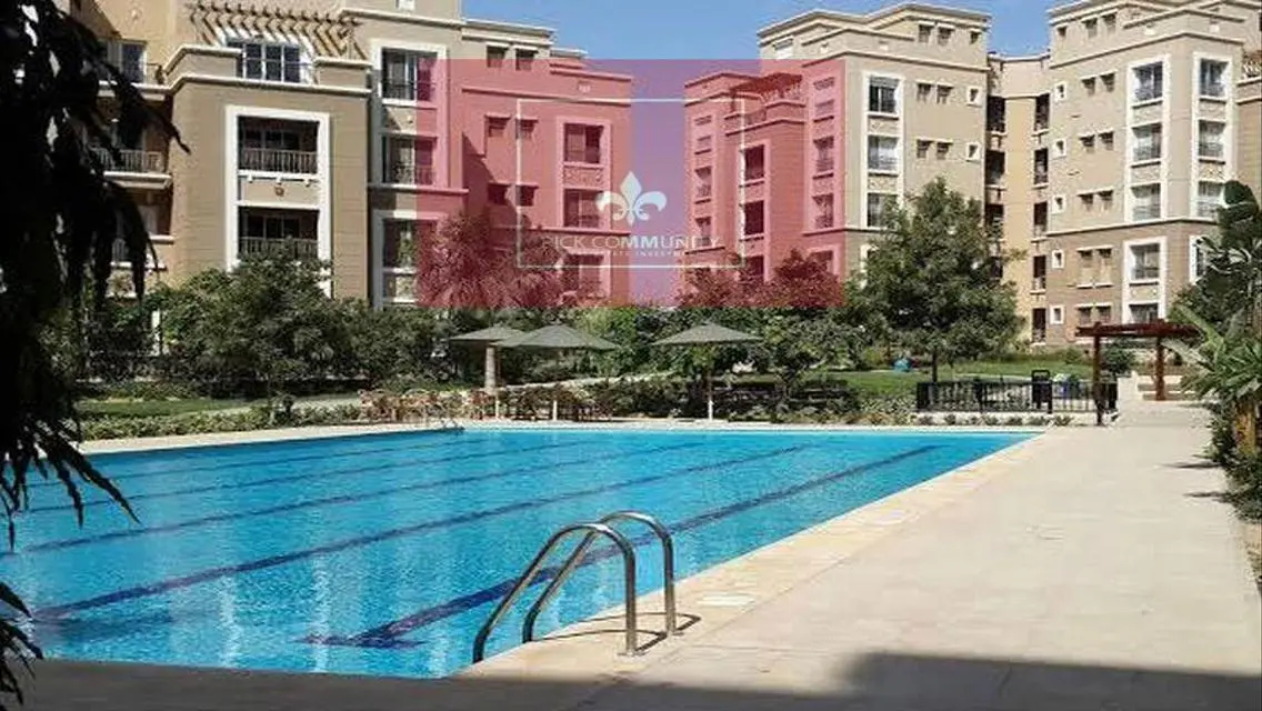 شقه فخمه للبيع في القطاميه بلازا بالتكيفات والمطبخ