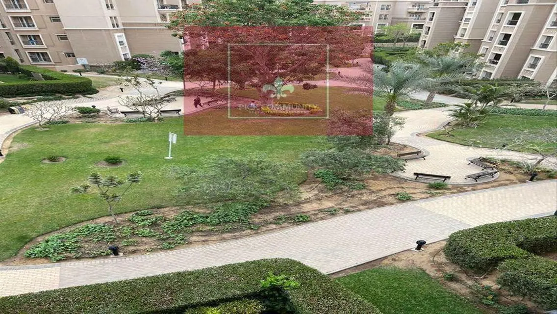 شقه فخمه للبيع في القطاميه بلازا بالتكيفات والمطبخ