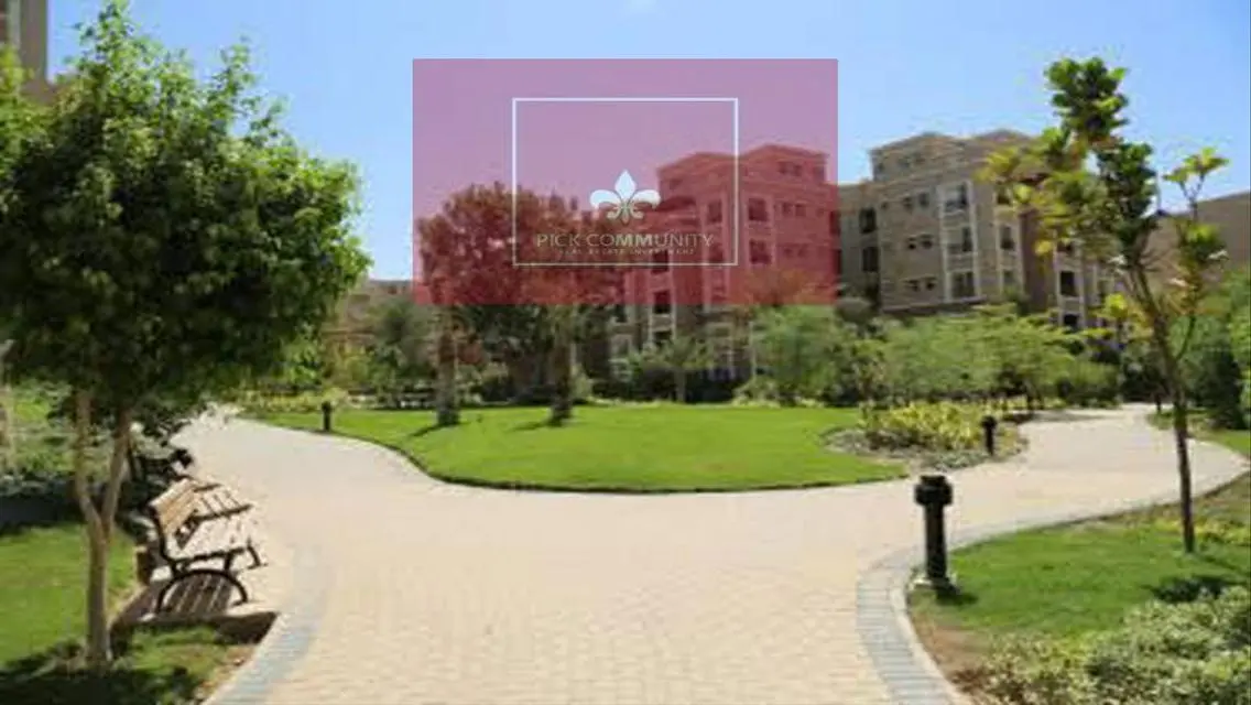 شقه فخمه للبيع في القطاميه بلازا بالتكيفات والمطبخ